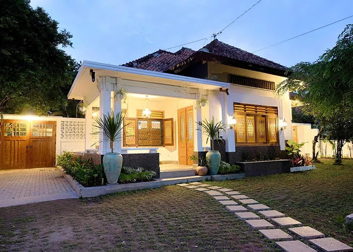 Entire Heritage Villa Family Friendly In The Center Of Yogya With Swimming Pool - Up To 9 People