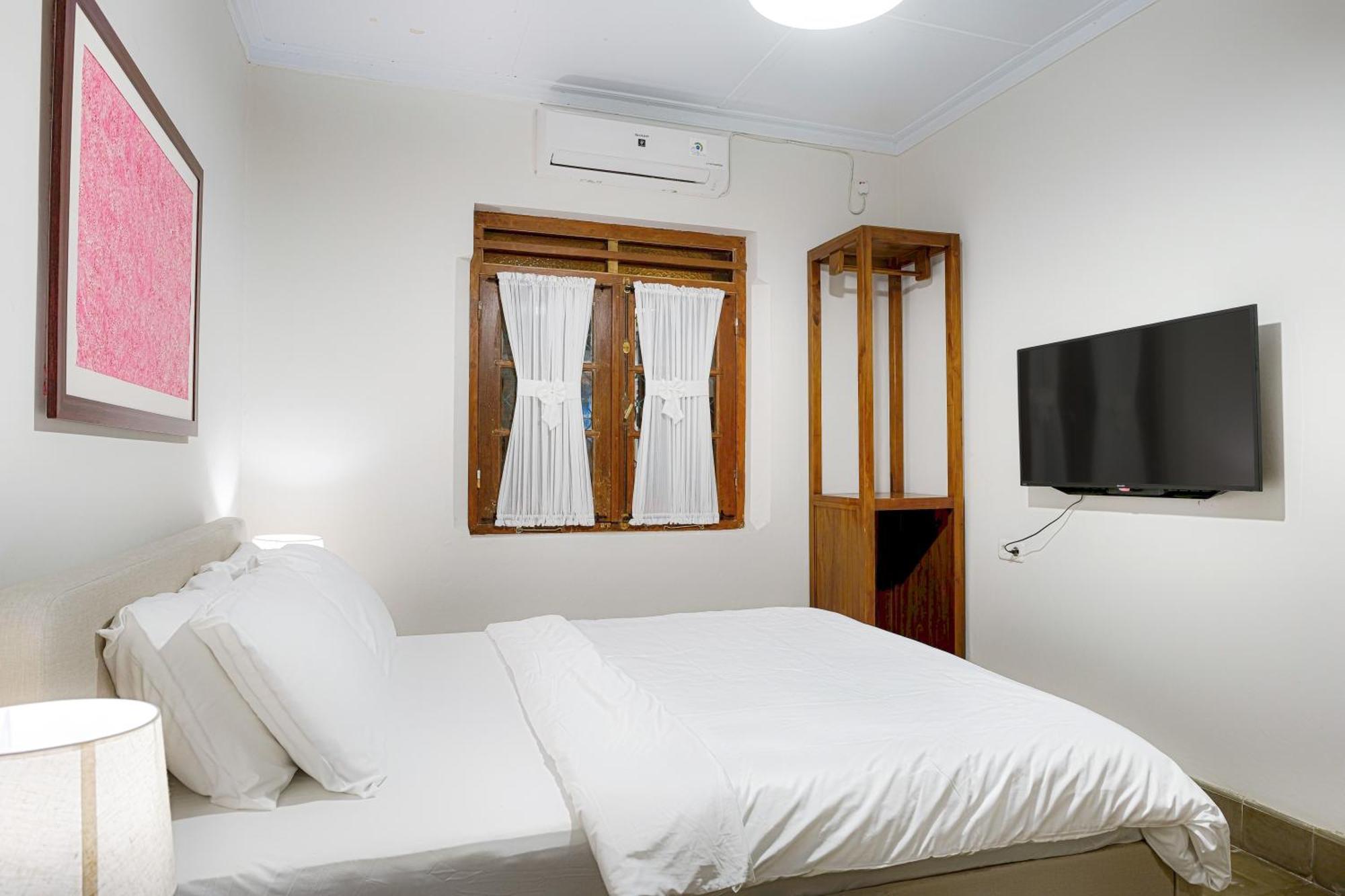 Rumah liburan Entire Heritage Family Friendly In The Center Of Yogya With Swimming Pool - Up To 9 People Yogyakarta