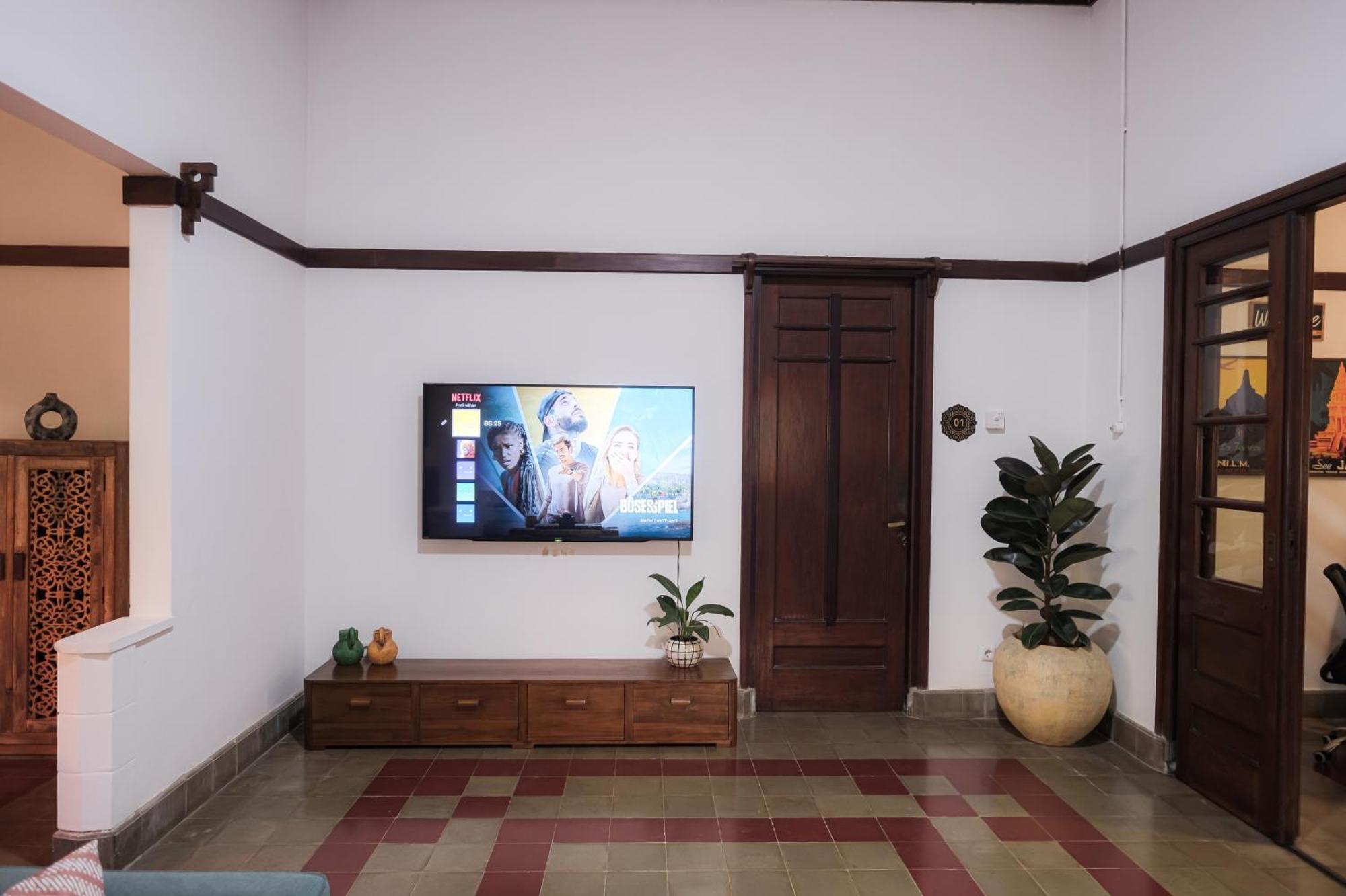 Rumah liburan Entire Heritage Family Friendly In The Center Of Yogya With Swimming Pool - Up To 9 People