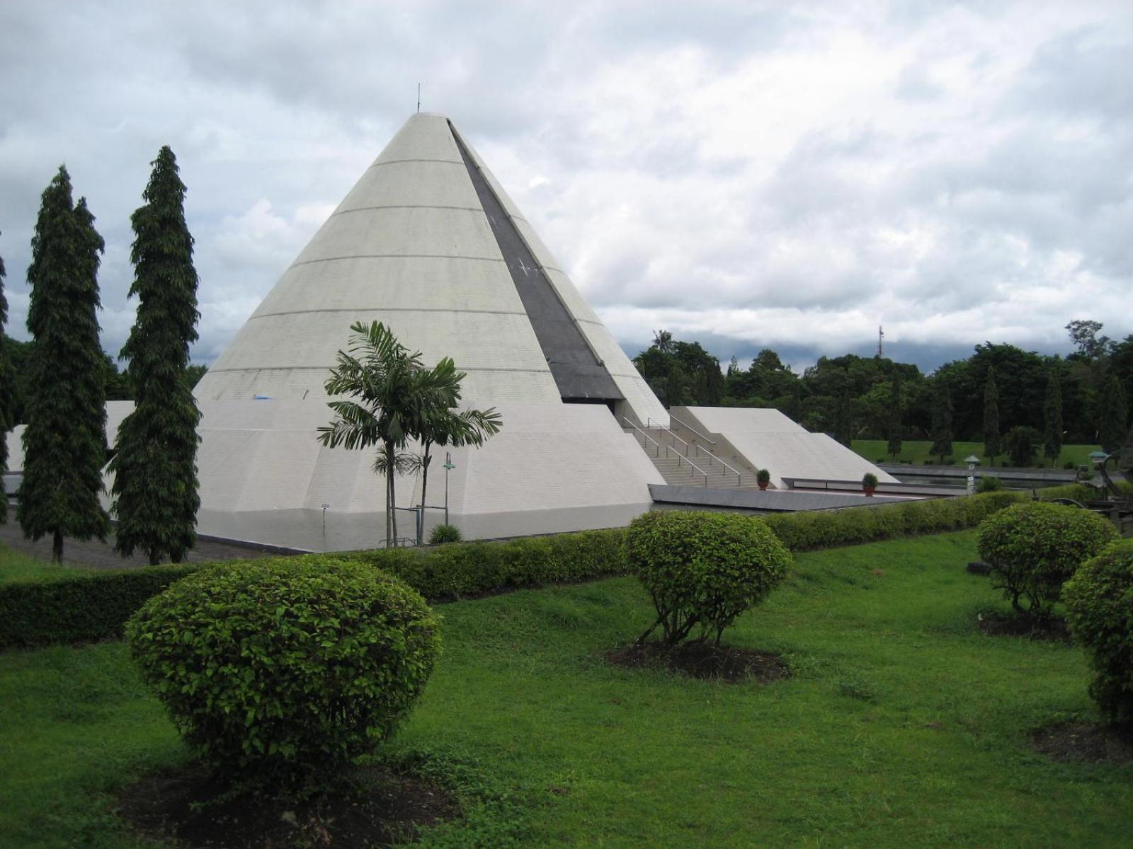 Entire Heritage Family Friendly In The Center Of Yogya With Swimming Pool - Up To 9 People Rumah liburan *