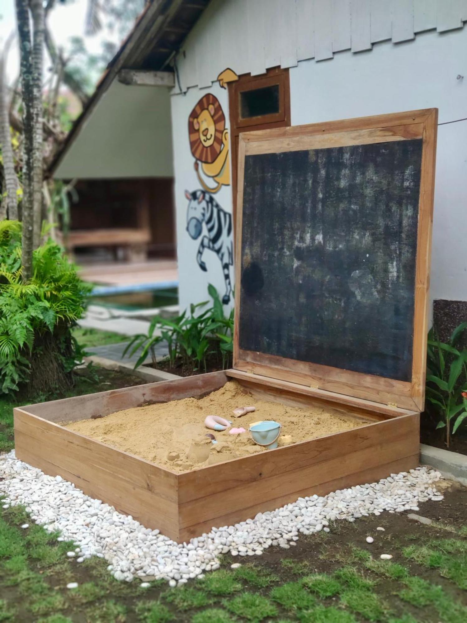 Rumah liburan Entire Heritage Family Friendly In The Center Of Yogya With Swimming Pool - Up To 9 People